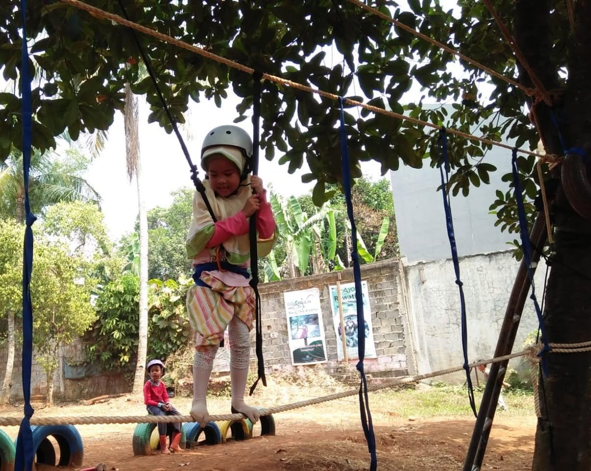 Siswa SAI Meruyung bermain flying fox