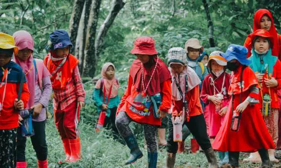 Siswa bereksplorasi di hutan