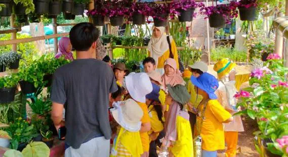 Kunjungan belajar ke kebun bibit