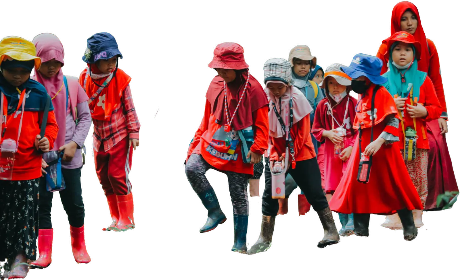 Anak-anak SAI menjelajah dengan jas hujan